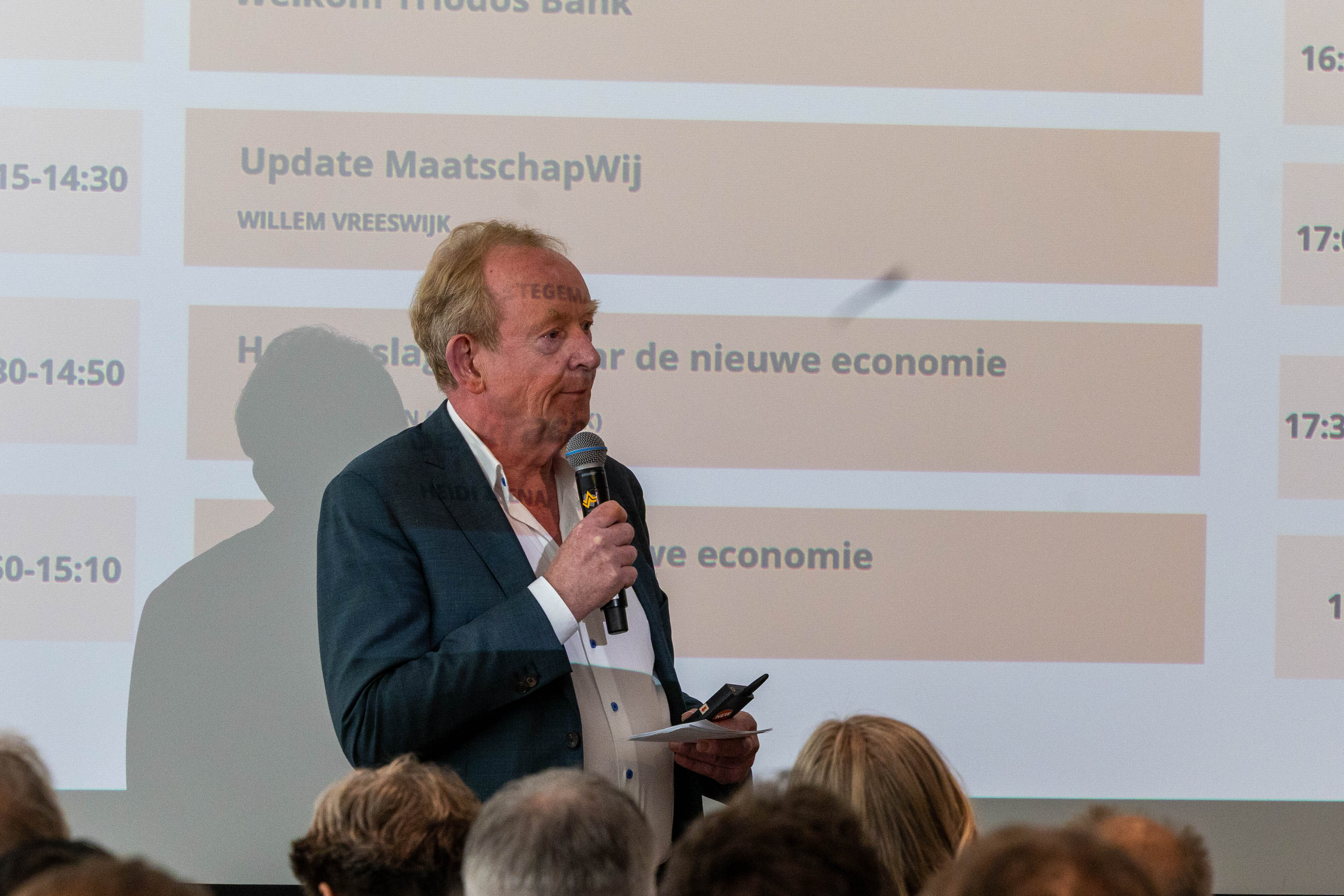 Man met microfoon geen presentatie
