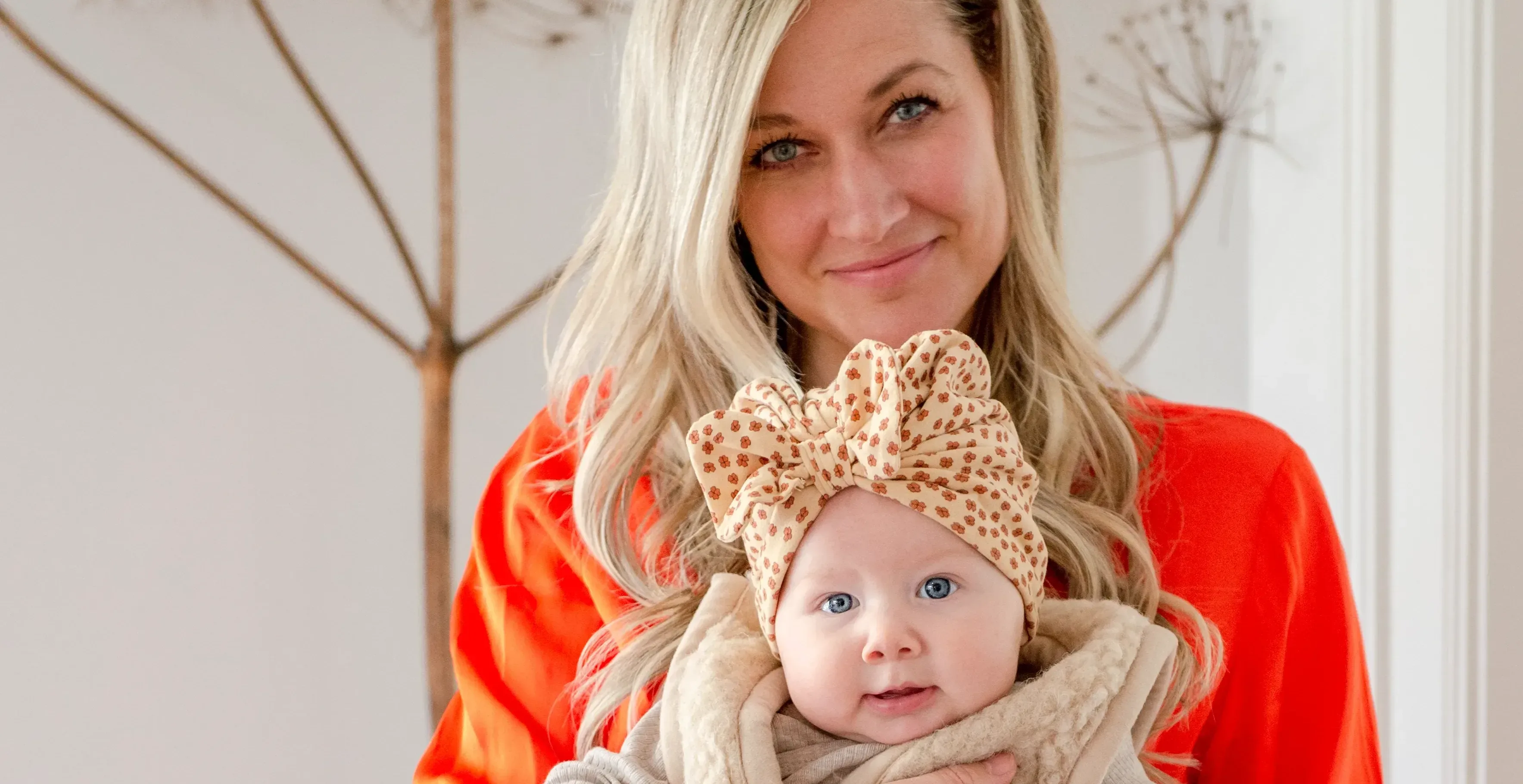 Vrouw en baby lachen naar camera