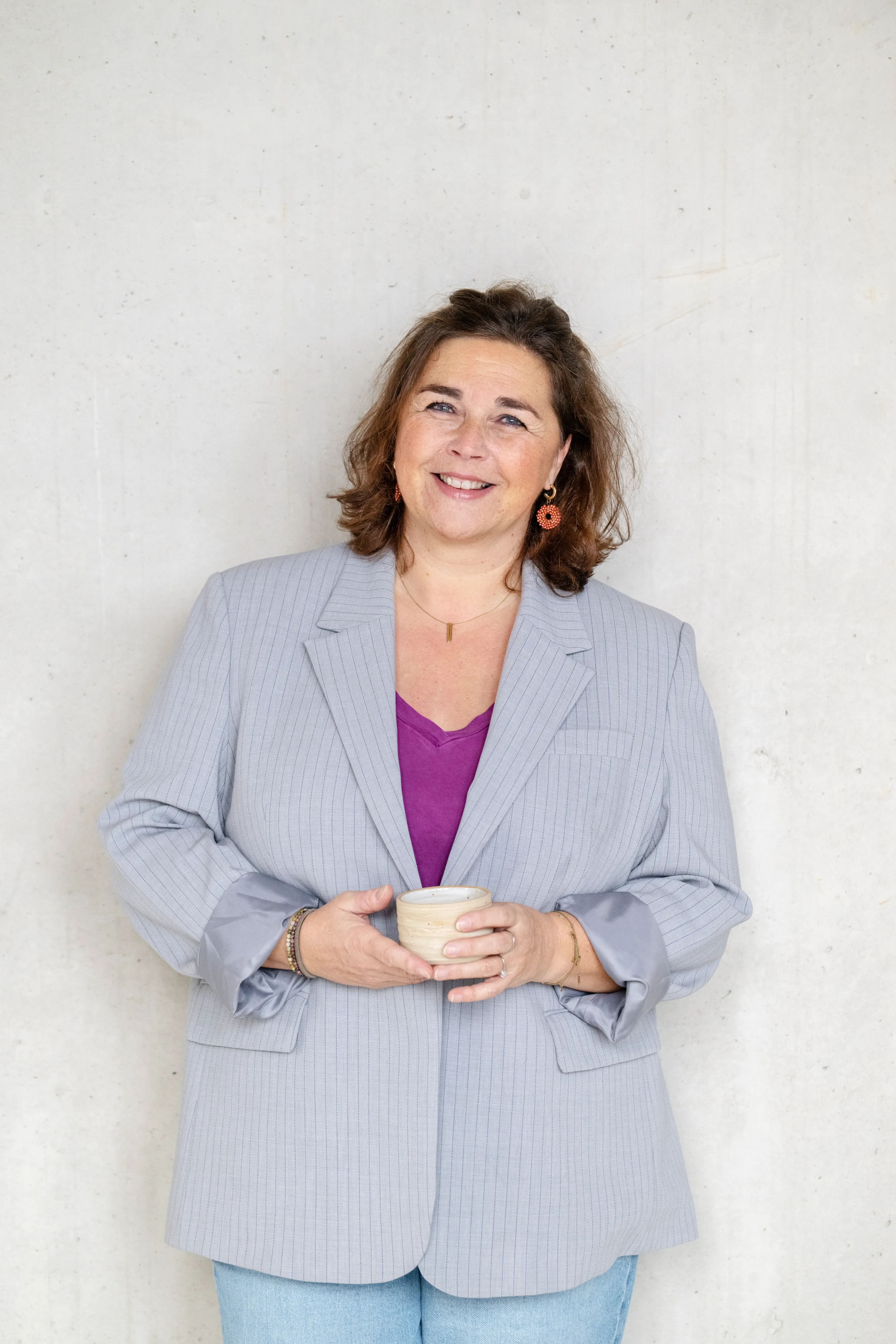 Vrouw met koffie staand, grote foto