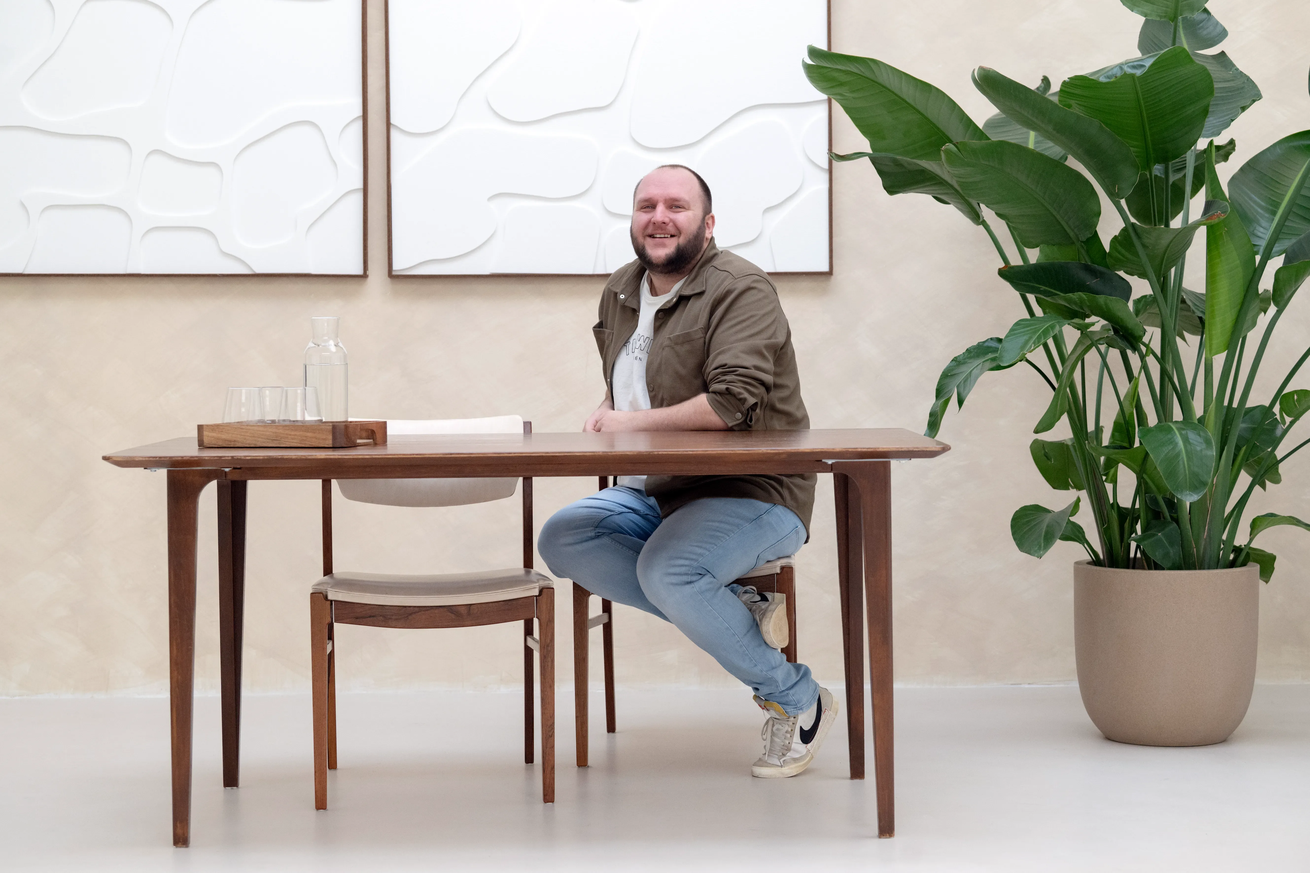 Man zit aan tafel en lacht