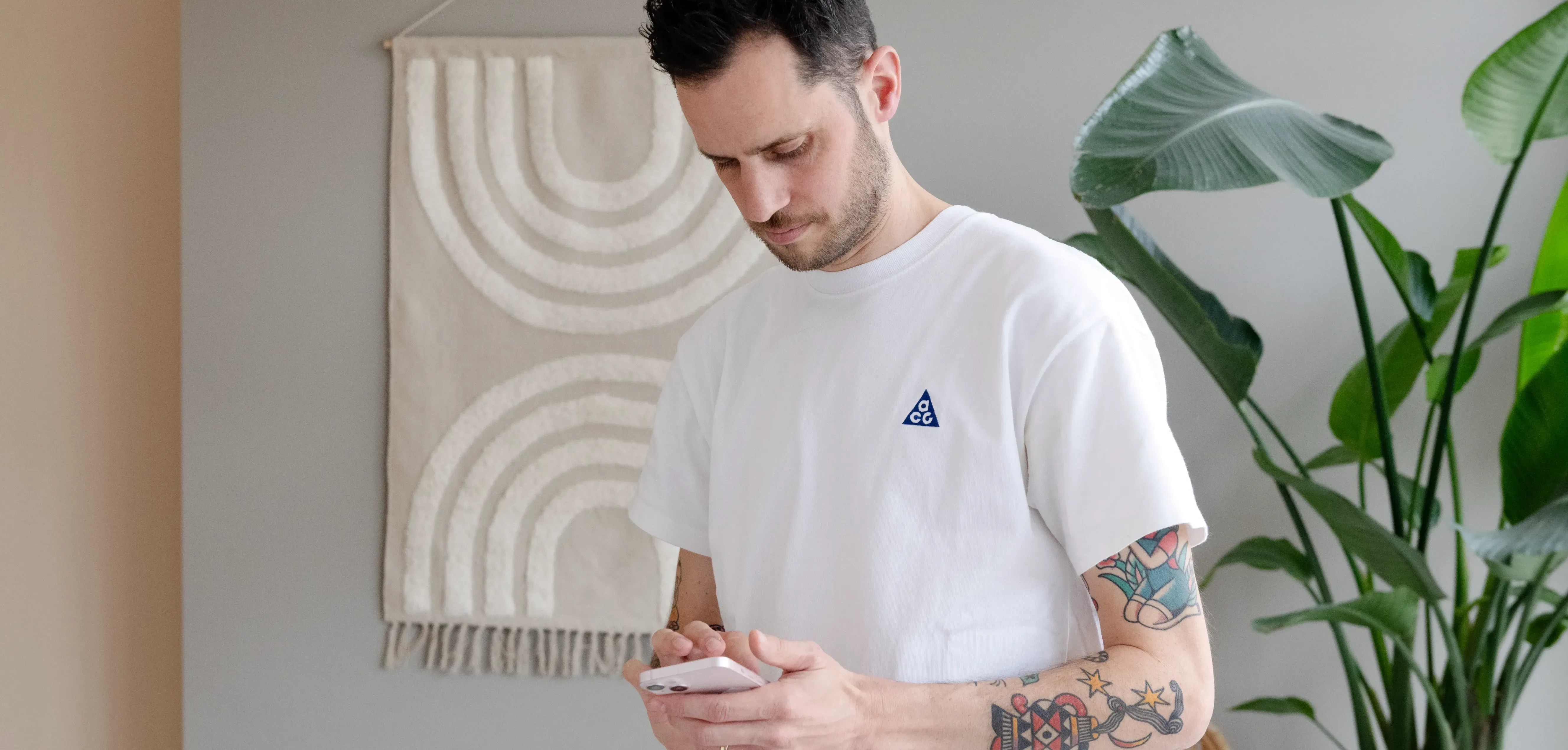 Man kijkt op telefoon