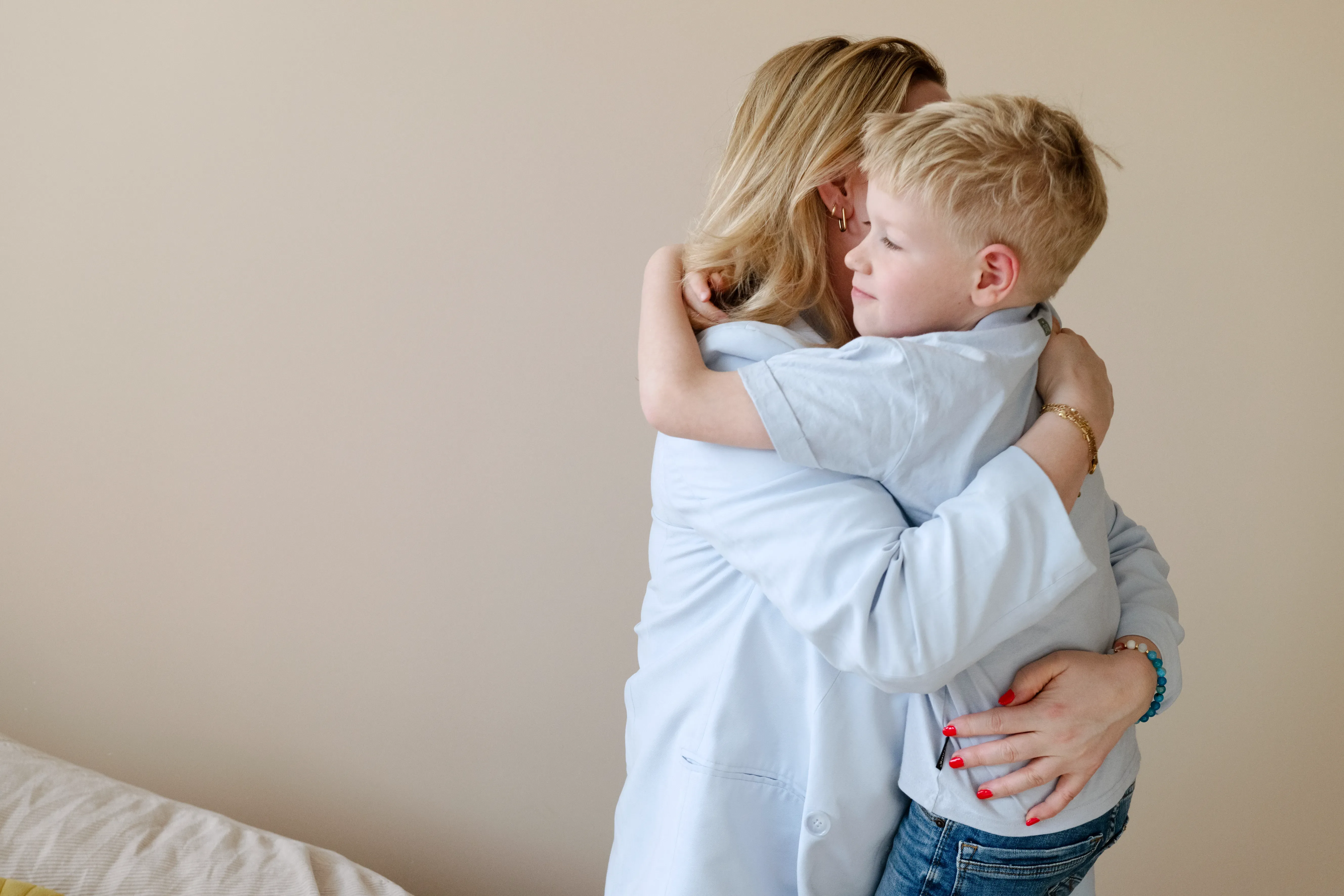 Moeder en zoontje aan het knuffelen