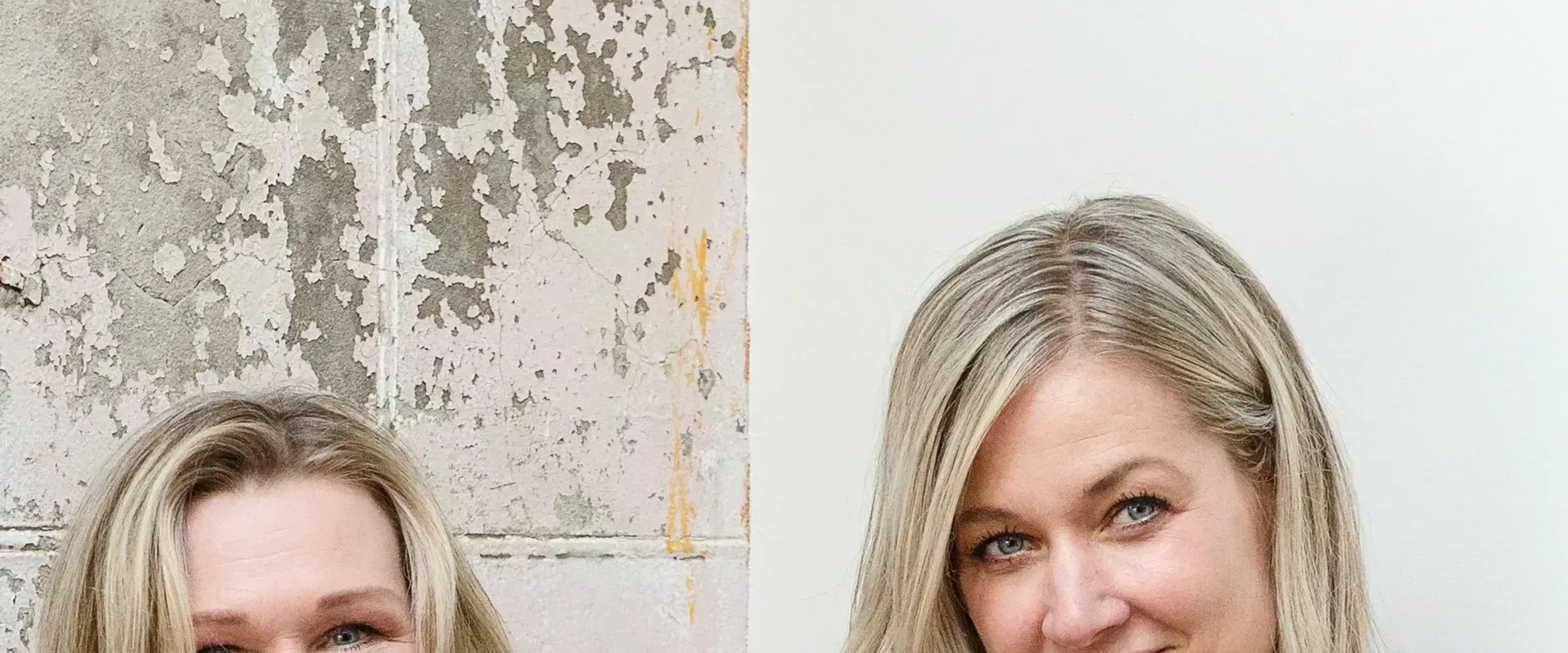 Twee vrouwen naast elkaar kijkend in de camera