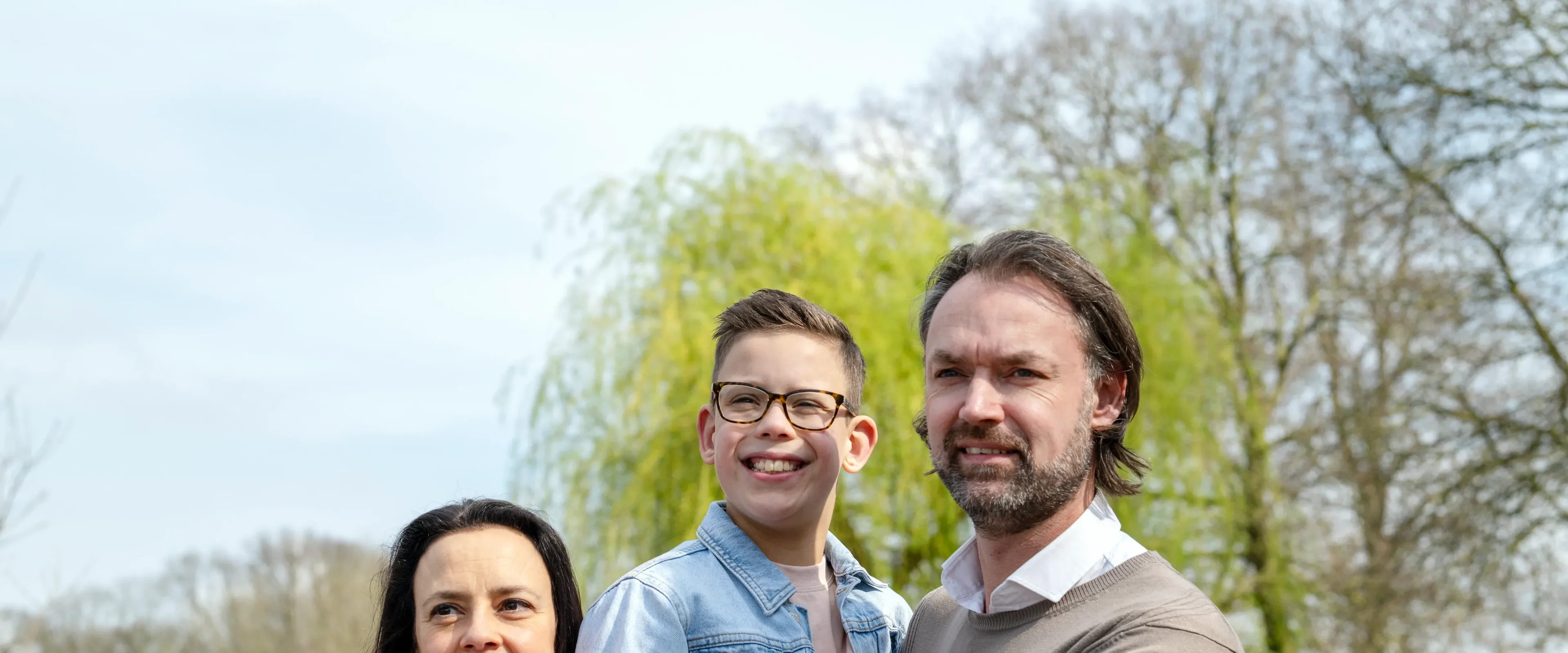 Man met jongen in armen en vrouw ernaast