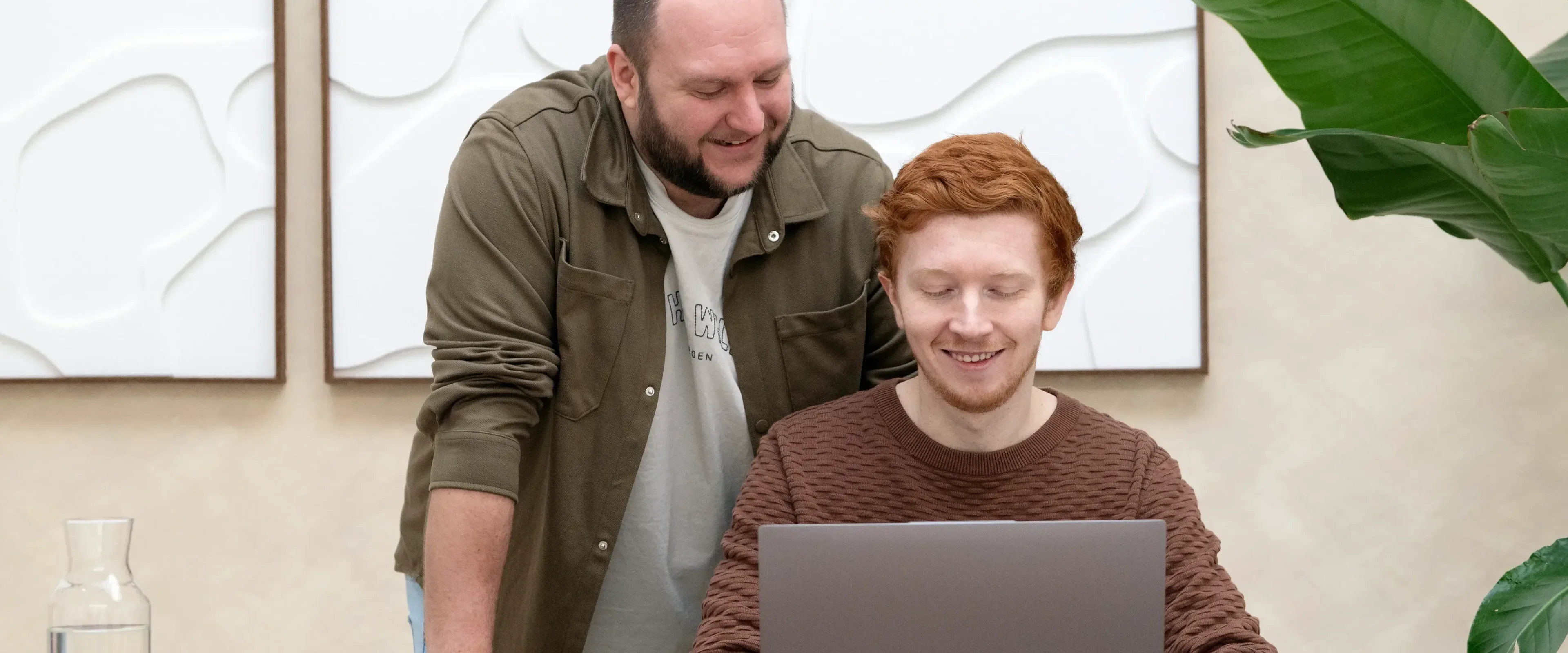Twee mannen achter laptop