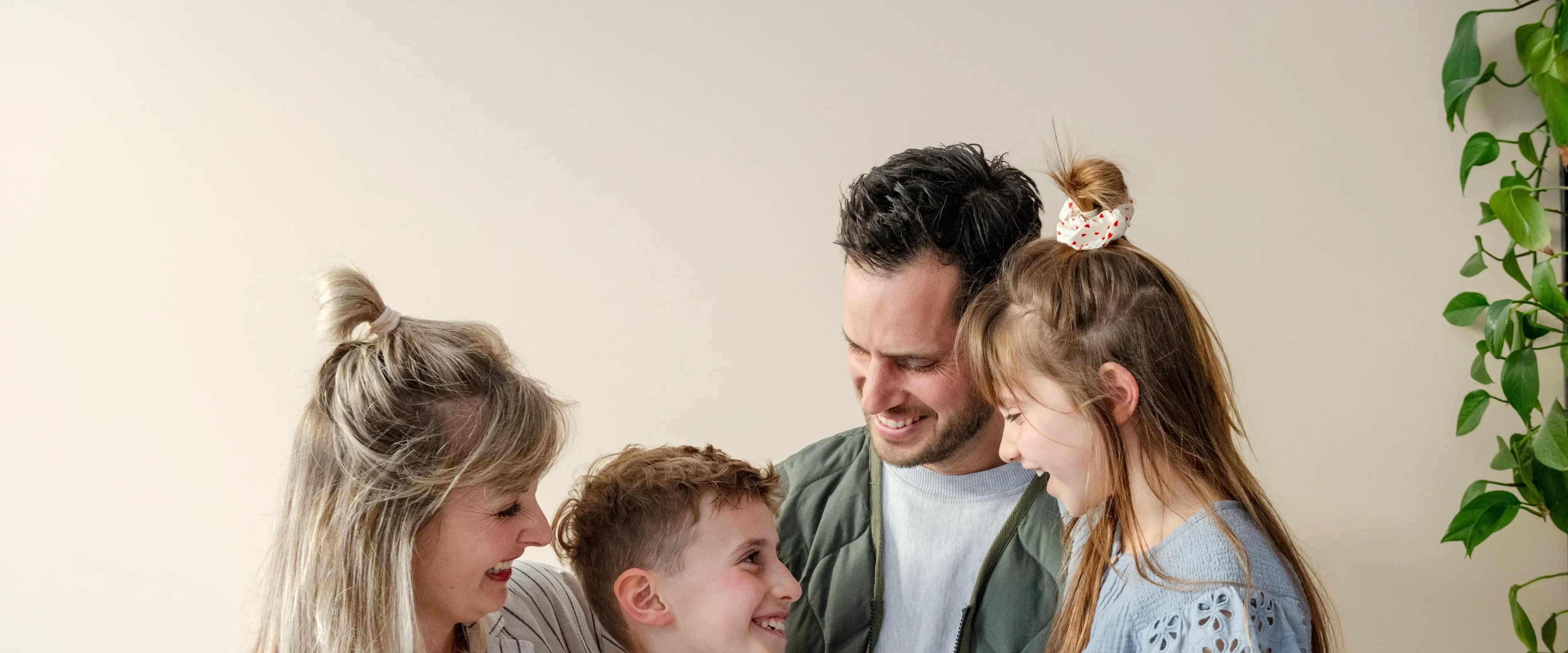 Man en vrouw met dochter en zoon naar elkaar aan het lachen