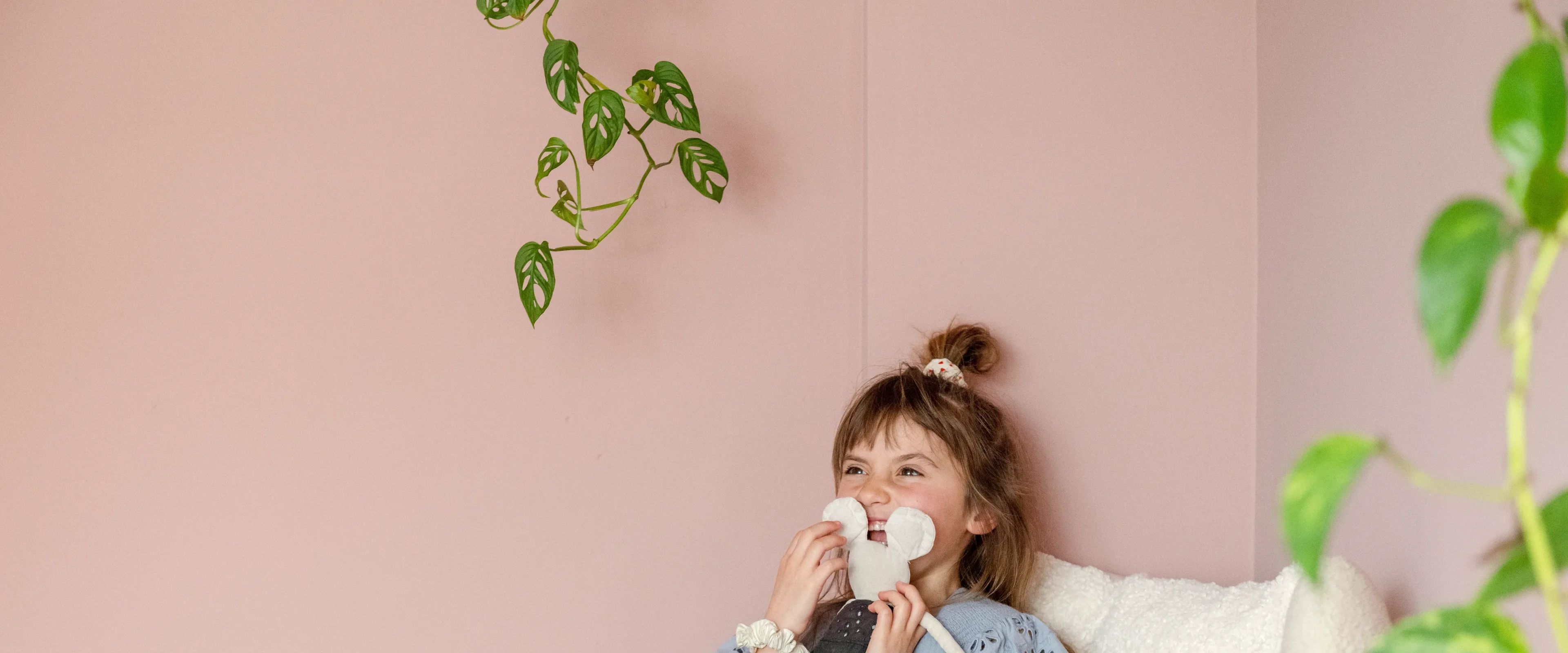 Kind knuffelend met een knuffel
