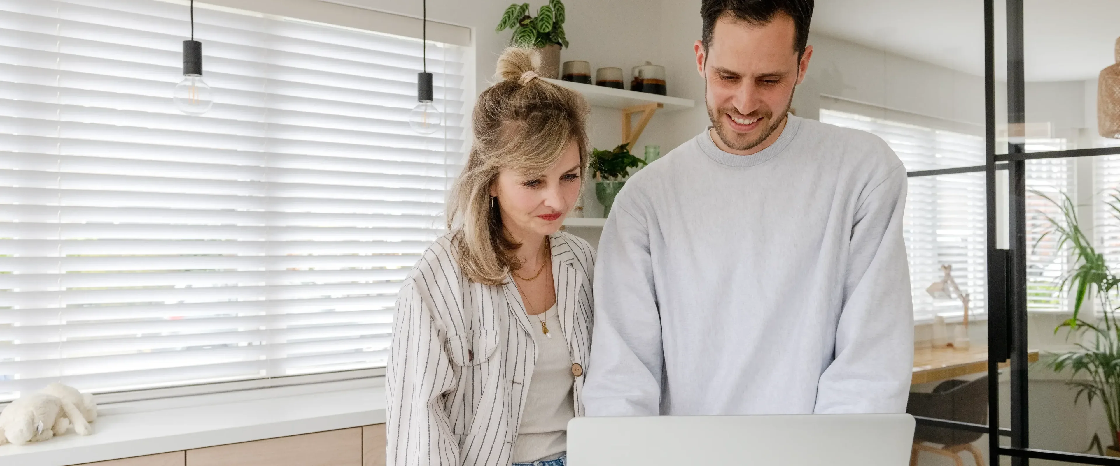 Man en vrouw kijken naar laptop
