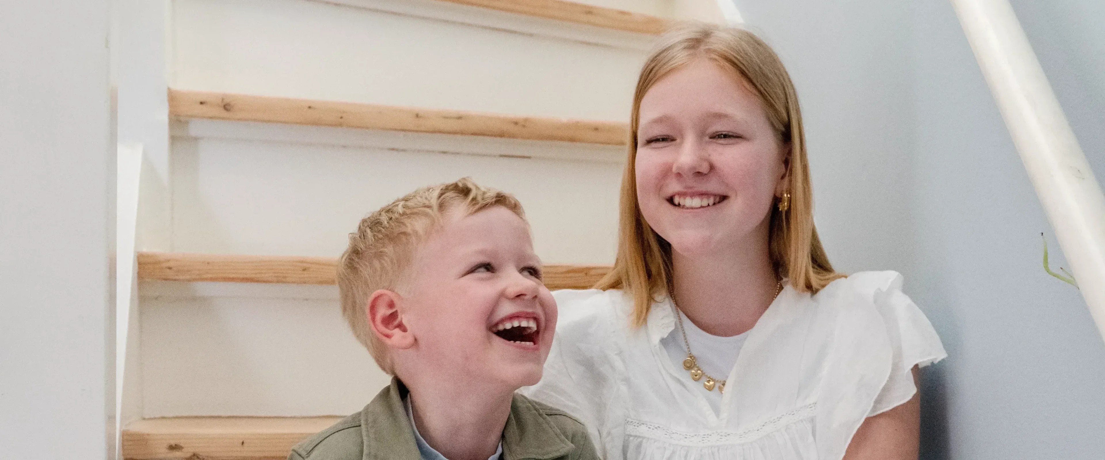 Twee kinderen aan het lachen op trap 1