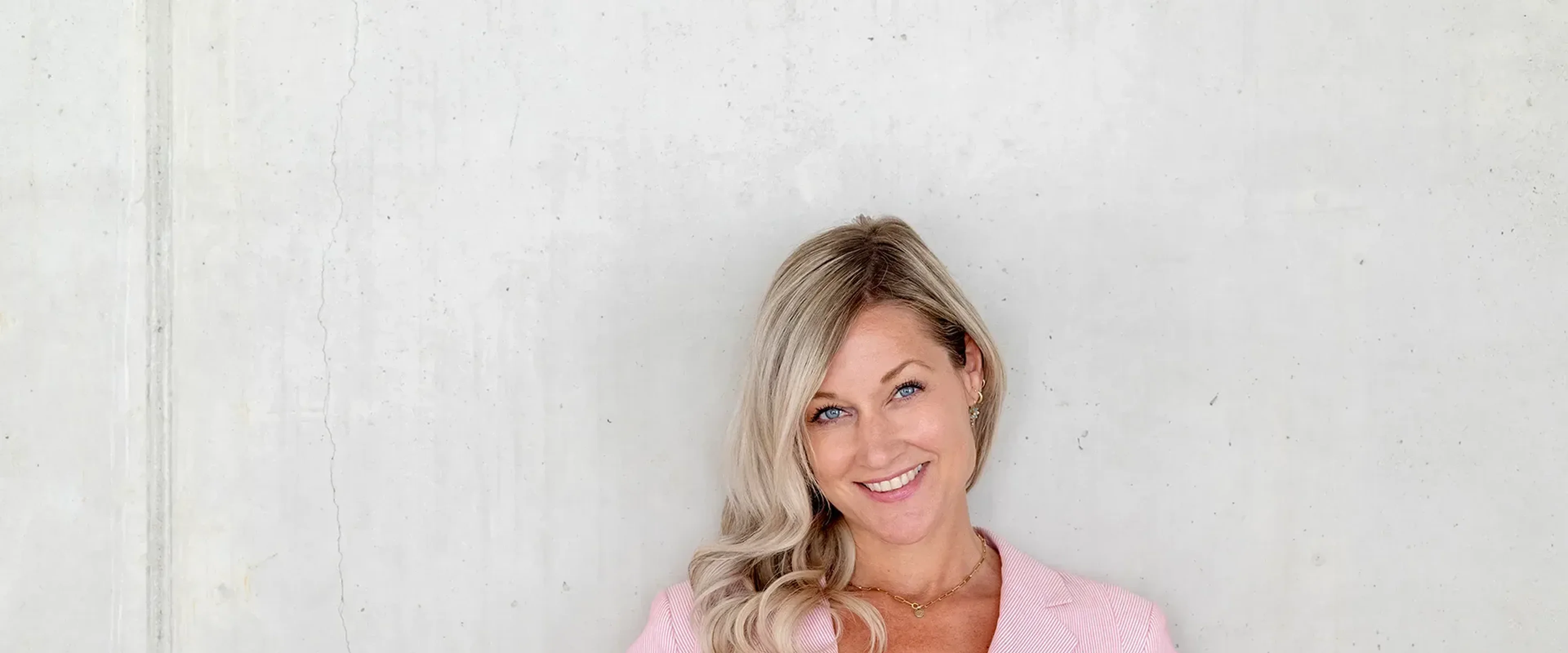 Vrouw lachend naar camera