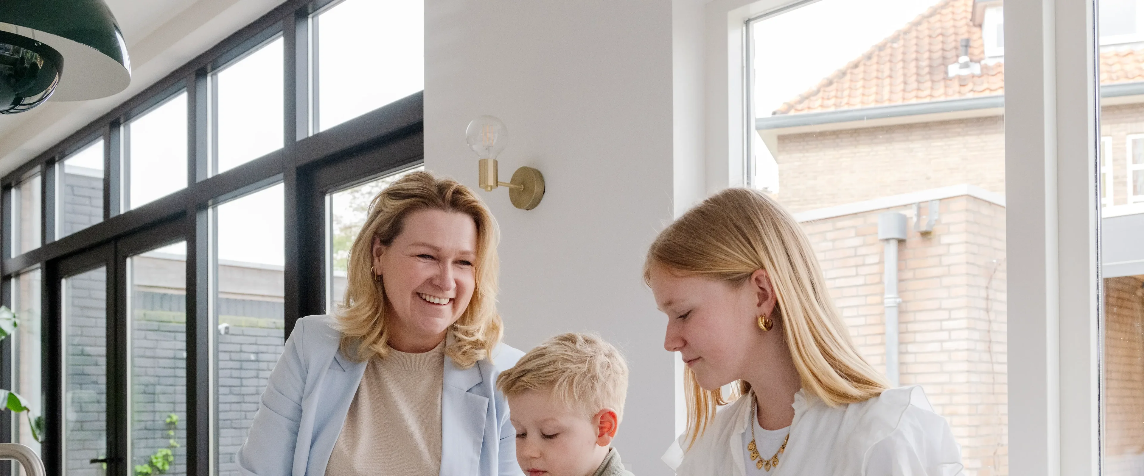 Moeder met dochter en zoon aan keukentafel