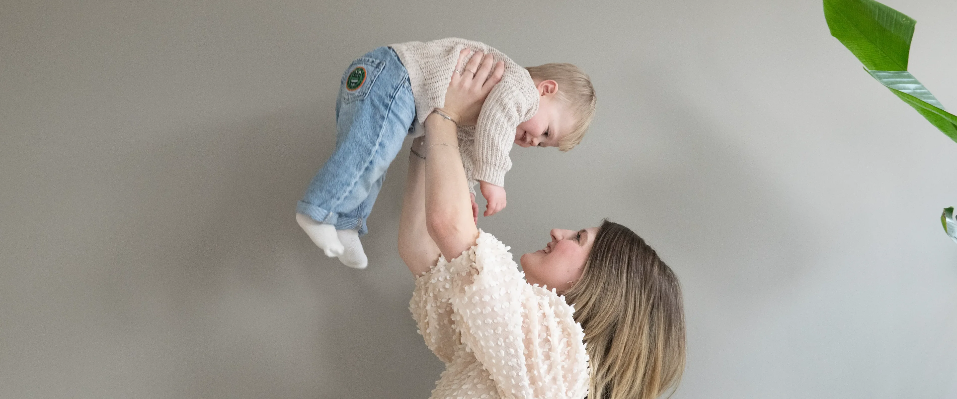 Vrouw die baby dochter de lucht in tilt