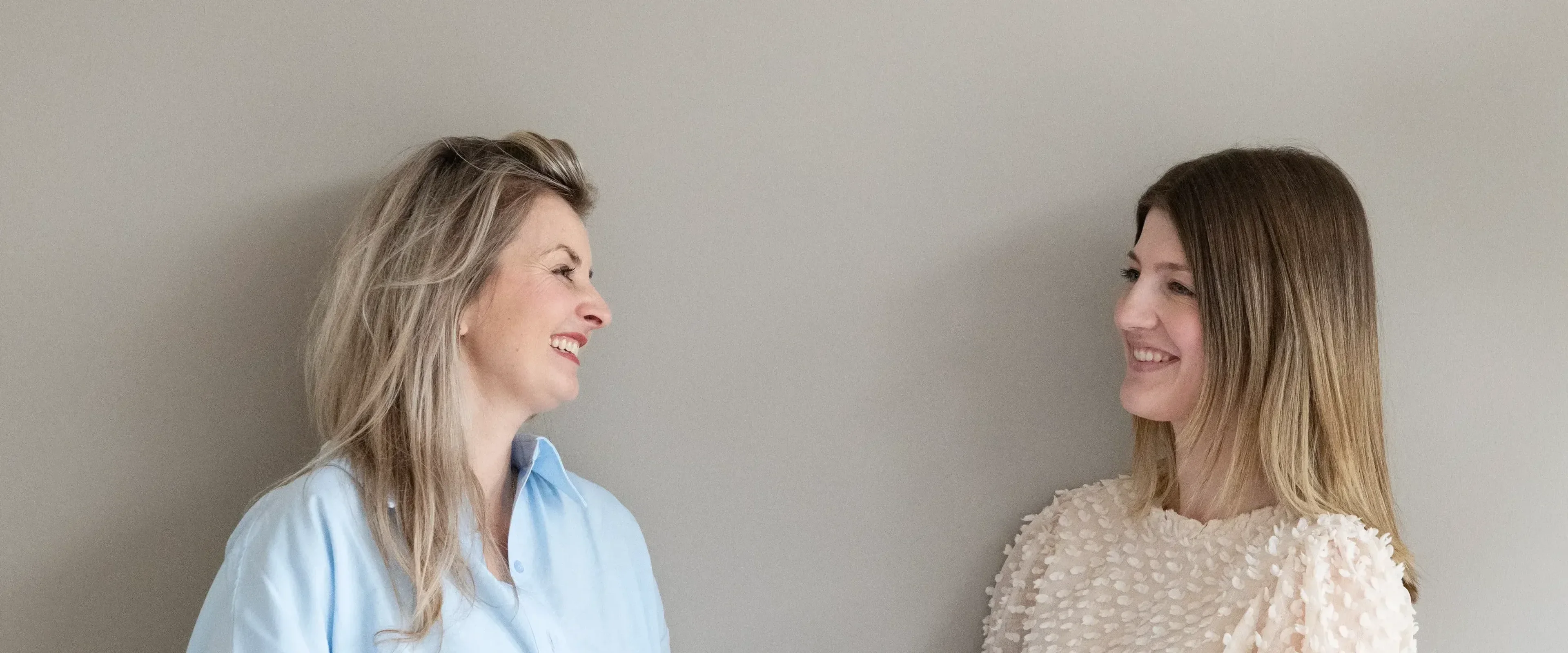 Twee vrouwen staand kijkend naar elkaar