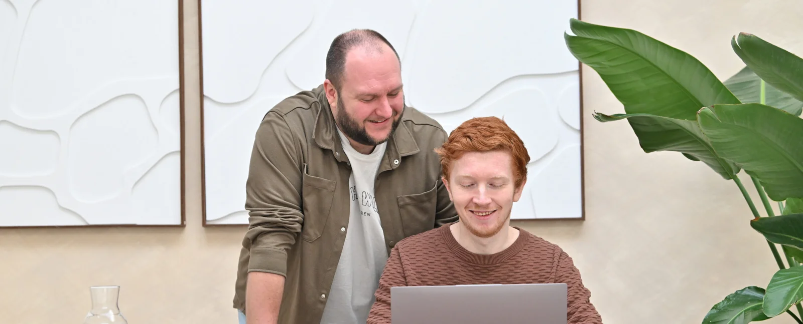 Twee mannen achter laptop