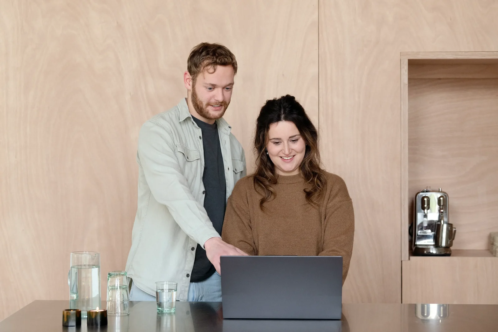 Man en vrouw kijken naar laptopscherm