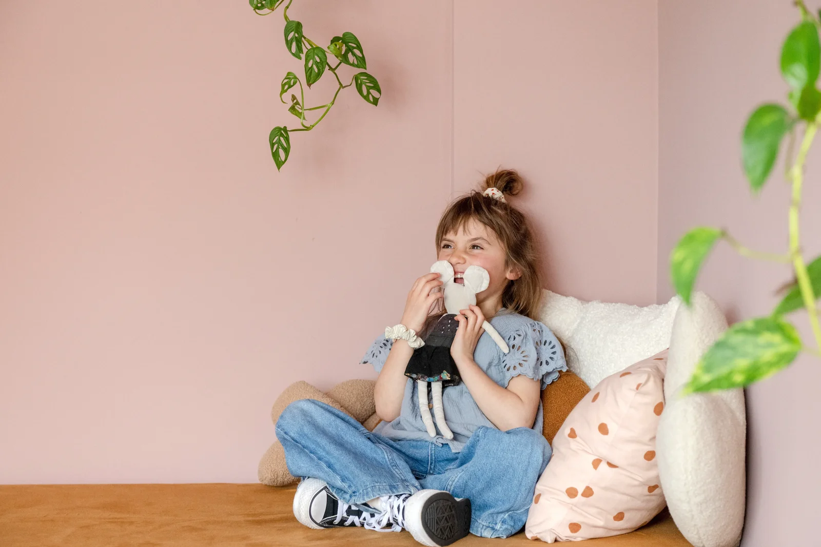 Kind knuffelend met een knuffel