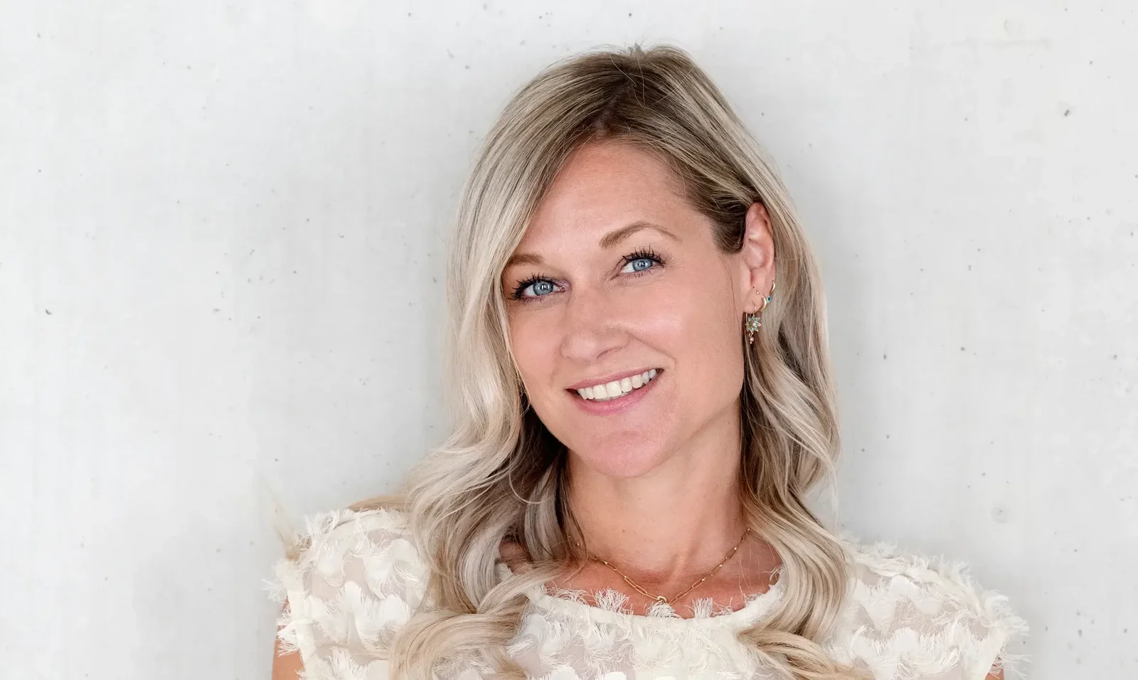 Vrouw lachend naar de camera