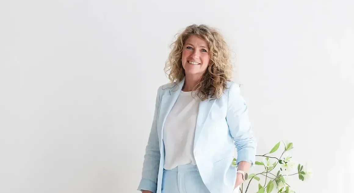 Vrouw lachend naar camera