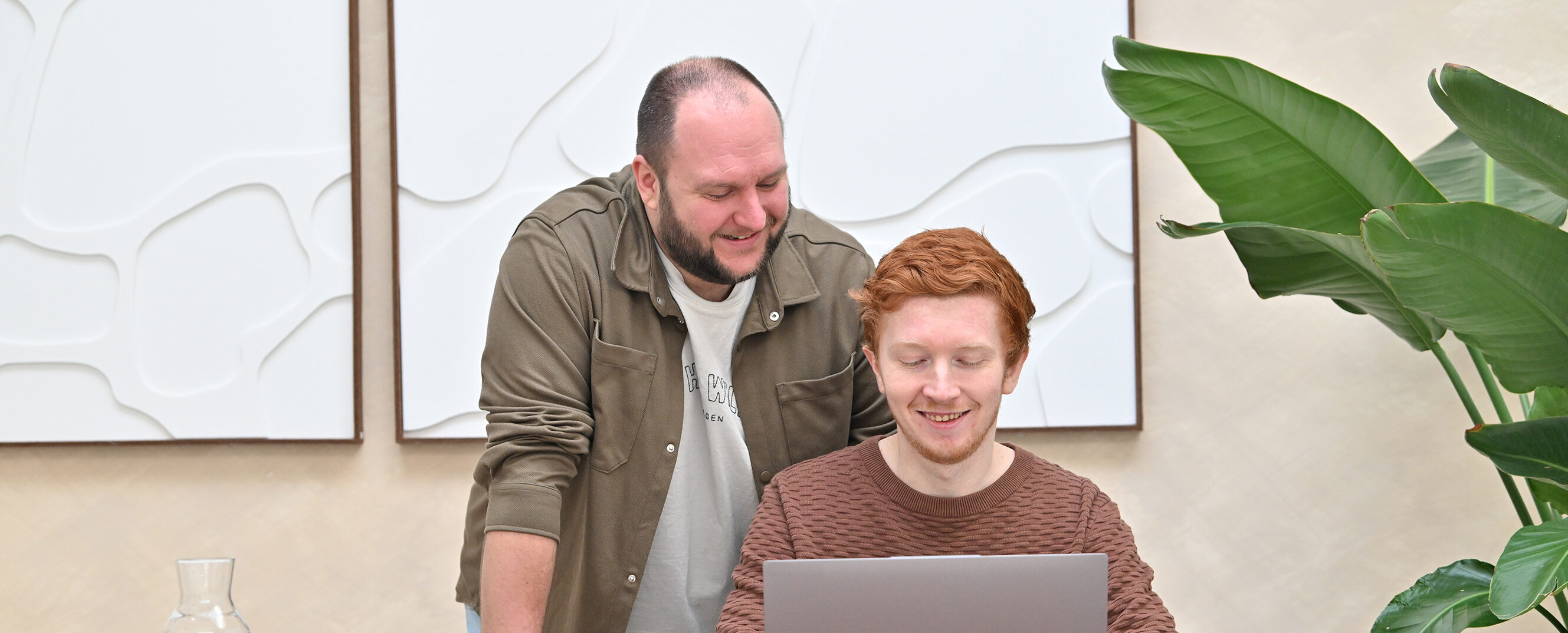 Twee mannen achter laptop