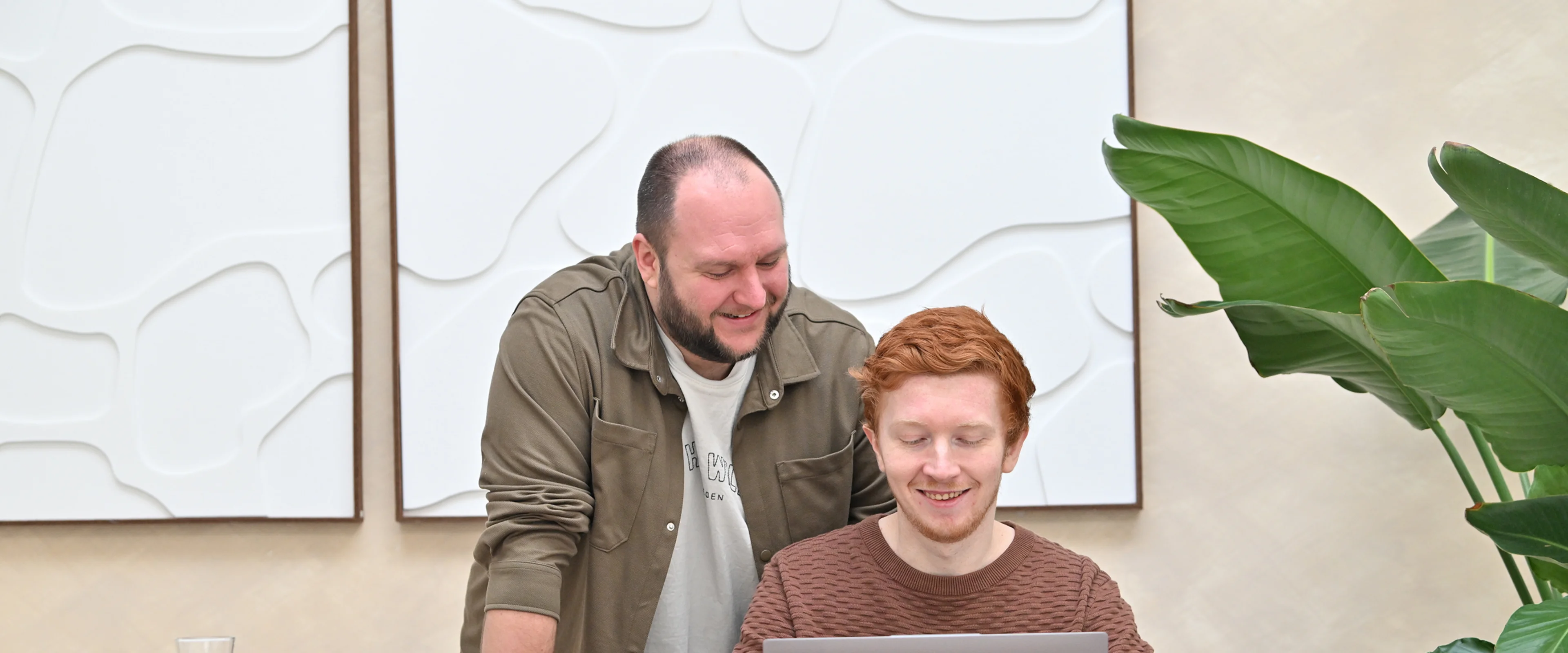Twee mannen achter laptop