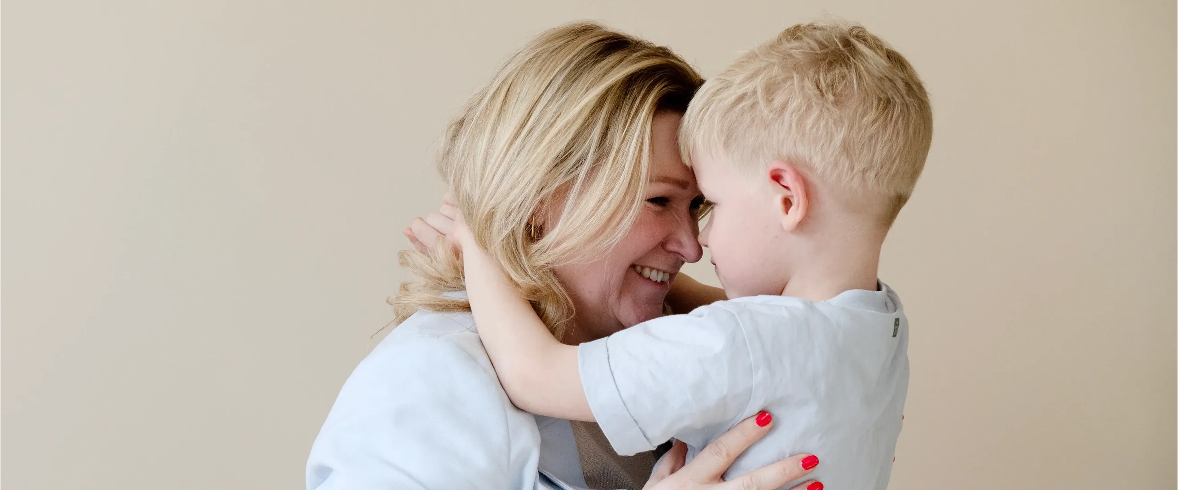 Vrouw knuffelend met kind