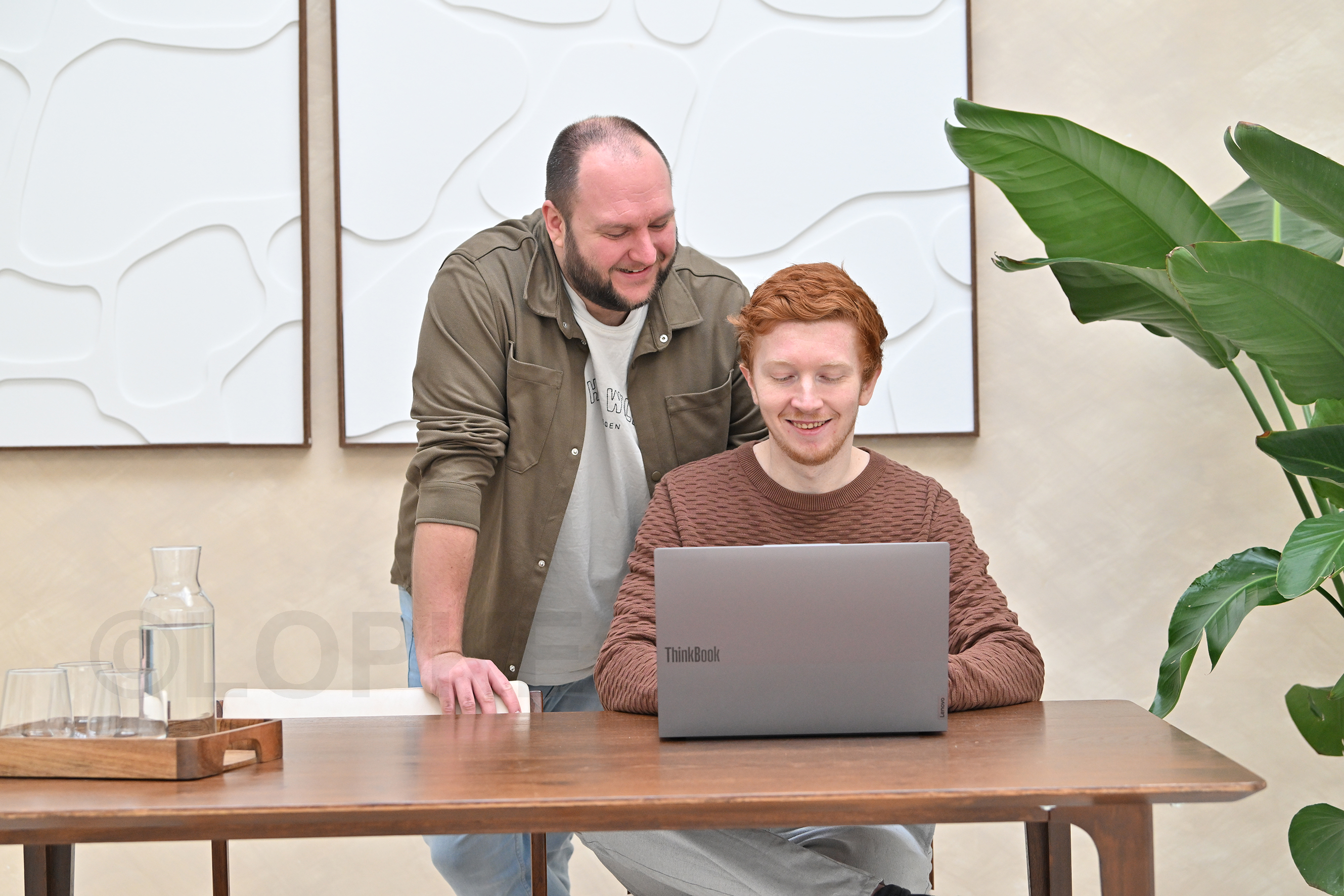 Twee mannen achter laptop